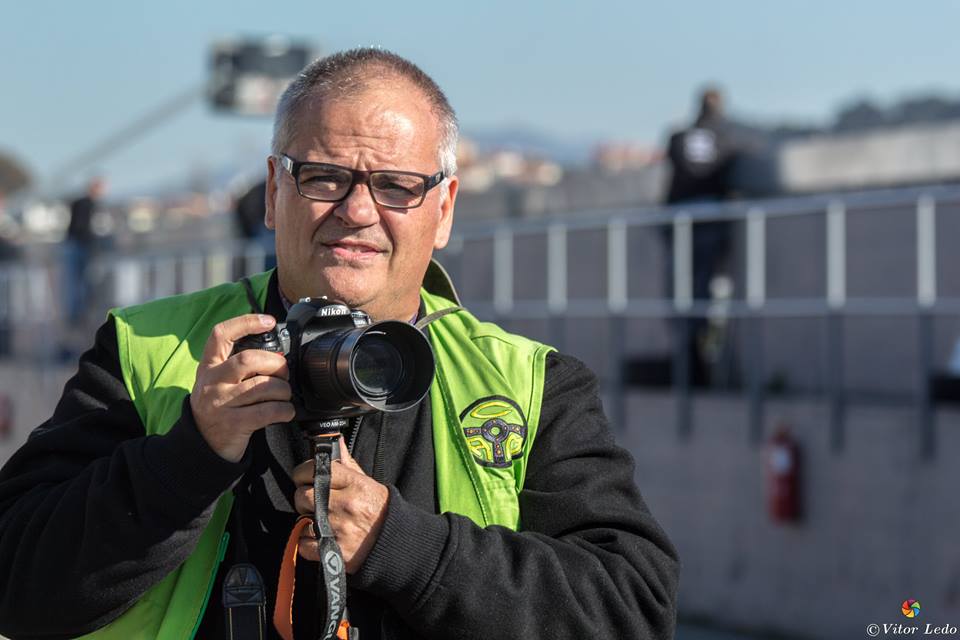 João Raposo com máquina fotográfica num circuito
