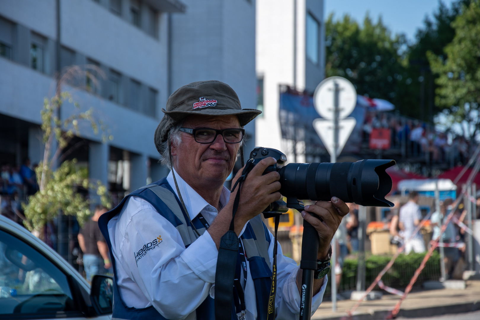 João Raposo, fundador do Velocidade Online, a fotografar num evento de automobilismo